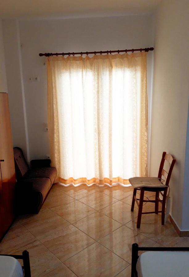 Ενοικιαζόμενα Δωμάτια Γεωργία Σταμούλου Rovies Exterior photo